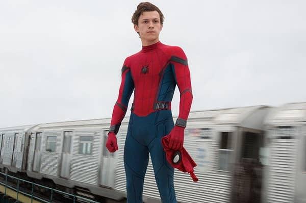 2. Tom Holland, 'Spider-Man: Homecoming' için Amerikan lise deneyimini daha iyi anlamak için Bronx'ta bir liseye kaydoldu.
