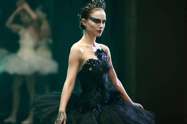 8. 'Black Swan'daki bir balerini canlandıran Natalie Portman günde sekiz saat bale eğitimi aldı.