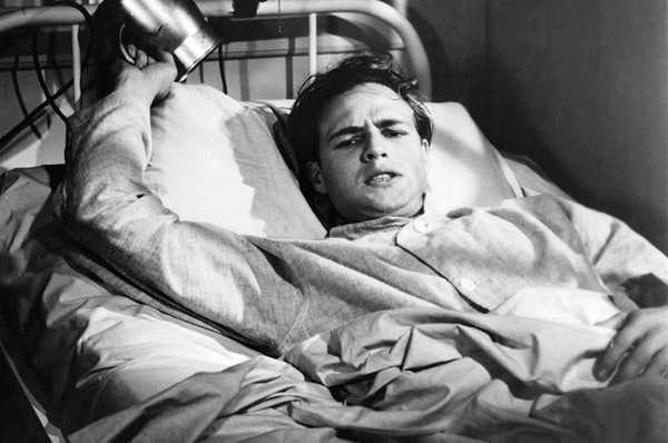 12. Marlon Brando, 'The Men'de yaralı bir İkinci Dünya Savaşı teğmenini oynamak için bir gazi hastanesinde yatakta bir ay geçirdi.