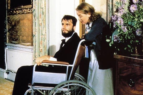 16. Ve tabii ki en iyi metot oyuncusu Daniel Day Lewis, 'My Left Foot' filminin çekimleri boyunca tekerlekli sandalyeye bağlı kalması da dahil olmak üzere bunun gibi birçok metot oyunculuğu yapmıştır.