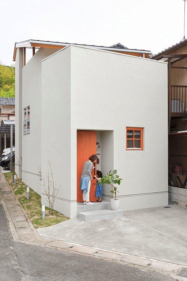 1. Japonya'da olan ve tamamen minimal tasarımla yola çıkılan bu evin tasarımcısı ALTS Tasarım Ofisi.