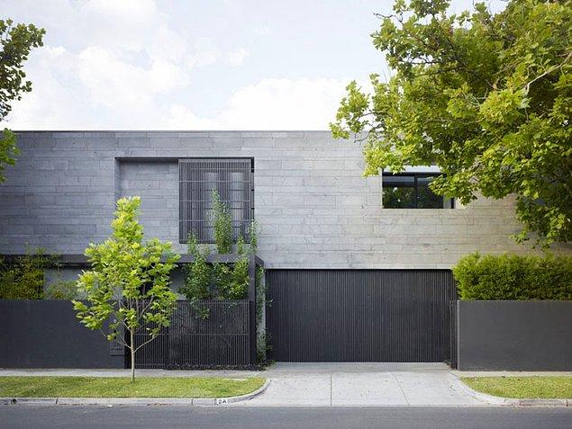 10. Doğanın yeşilini de kendisinin bir parçası haline getiren bu minimalist ev Avustralya'da.