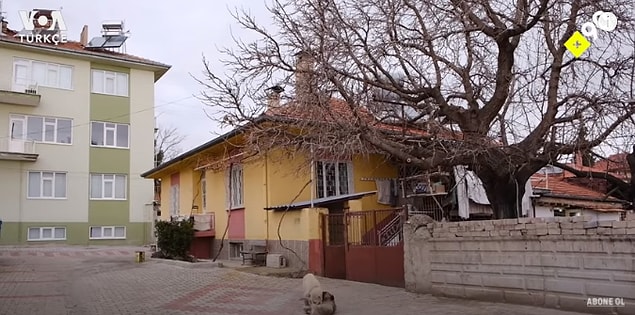 Kızı dünyaya gelse yaşatmak istemeyeceği bu şehri bırakıp, dedesinin köyüne ve hatta onun yaptığı kerpiç eve yerleşmiş.