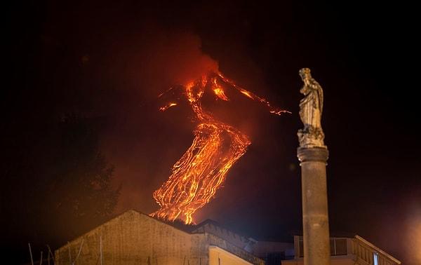İtalya Ulusal Jeofizik ve Volkanoloji Enstitüsü tarafından yapılan açıklamaya göre yanardağ yerel saatle 16.00 civarlarında faaliyete geçti ve 1 km boyunda lavlar yükseldi.
