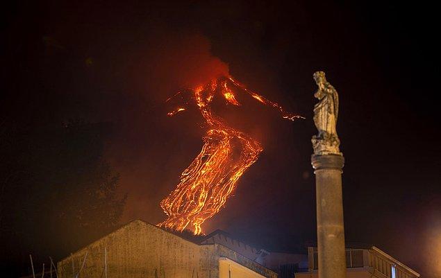 İtalya Ulusal Jeofizik ve Volkanoloji Enstitüsü tarafından yapılan açıklamaya göre yanardağ yerel saatle 16.00 civarlarında faaliyete geçti ve 1 km boyunda lavlar yükseldi.