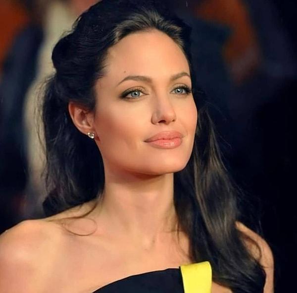 Güzelliğiyle başımızı döndüren Angelina Jolie'yi hepimiz tanıyoruz...