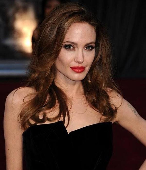 Tuval üzerine yağlı boya kullanılarak yapılan tablo Amerikalı aktris Angelina Jolie tarafından satışa sunulmuştur.