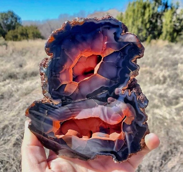 17. Krater akik (crater agate), yalnızca Patagonya'da taşlaşmış bir odun yatağının yakınında bulunabilen son derece nadir bir kaya oluşumu türüdür.