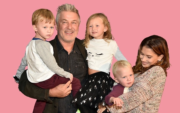 6 ay once anne olmustu unlu aktor alec baldwin in esi hilaria yine bebegi oldugunu duyurarak beyinleri yakti