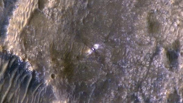 Mars'ın yörüngesindeki keşif aracının kaydettiği bu renkli görüntü inişten altı gün sonra çekilmiş.