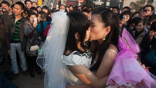 Xixi isimli bir kişi Güney Çin Ziraat Üniversitesi'nde okurken bir kitapta eşcinselliğin akıl hastalığı olarak tarif edildiğini gördü.