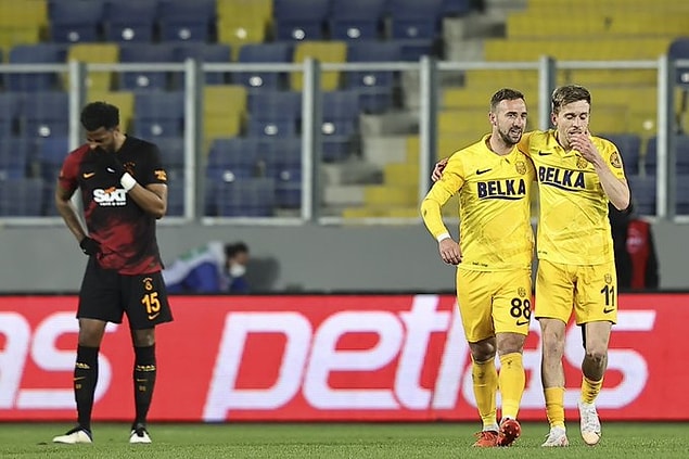 Ankaragücü, lider Galatasaray'ı 2-1 mağlup ederek 8 maçlık galibiyet serisini bitirdi.