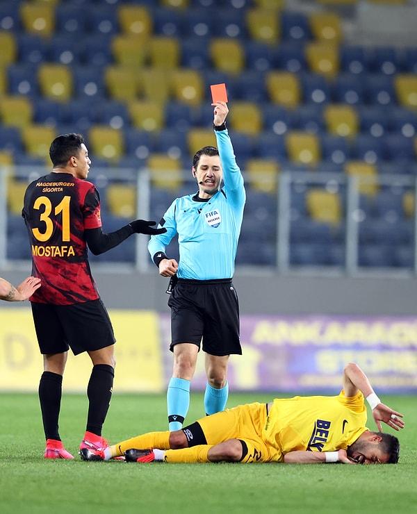 Galatasaray'ın Mısırlı santrforu Mostafa Mohamed, 57'de direkt kırmızı kart gördü.