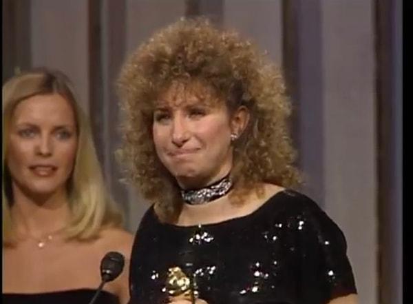 Bu ödül daha öncesinde ilk kez 'Yentl' filmiyle Barbra Streisand'e verilmişti. Streisand ise bu yıla kadar bu dalda ödül alan ilk ve tek kadın yönetmendi.