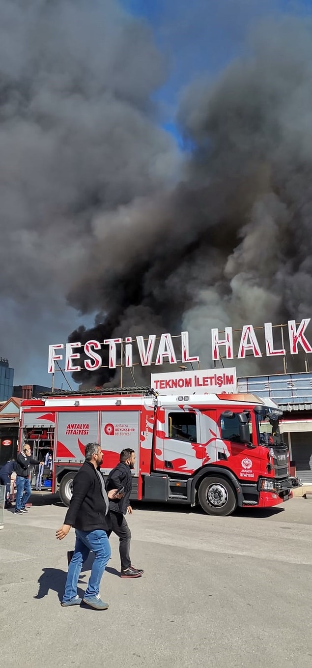 Ekipler, yangını kontrol altına almak için çalışmalarını sürdürüyor.