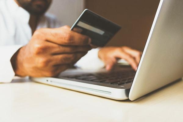 10. Muhtemelen online alışverişleriniz ücretini ödemek üzereyken ücretsiz teslimat için belirli bir miktar daha harcama yapmanız gerektiği uyarısını görmüşsünüzdür.