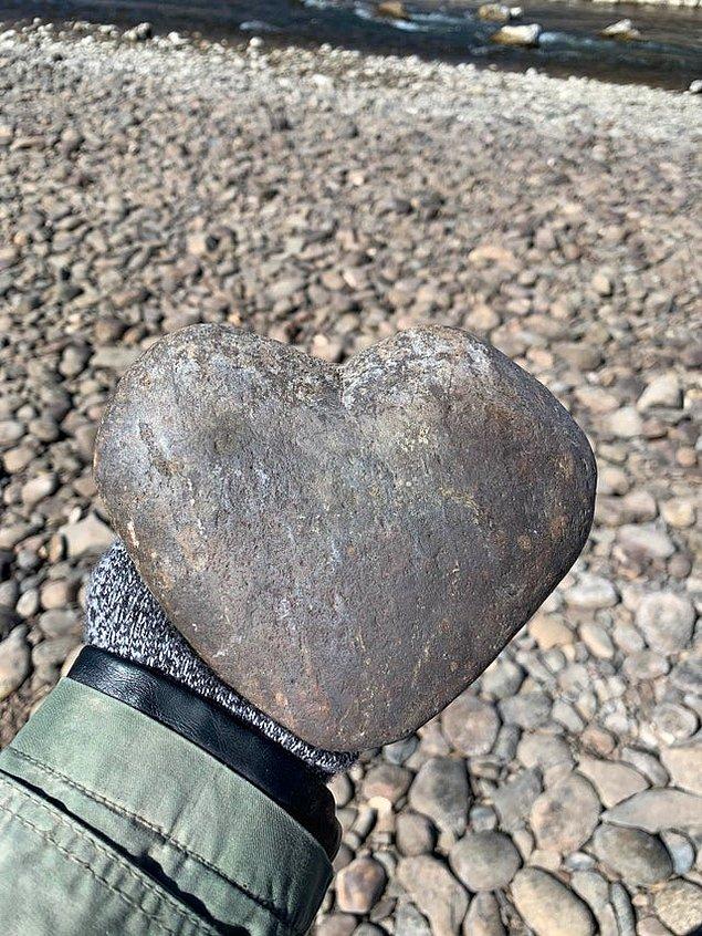 3. "Sahilde kalp şeklinde devasa bir taş buldum."❤️