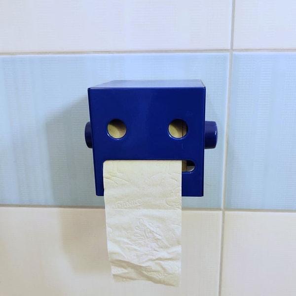 17. "Enteresan tasarımıyla görenlerin yüzünü güldüren bu tuvalet kağıdı tutucu"