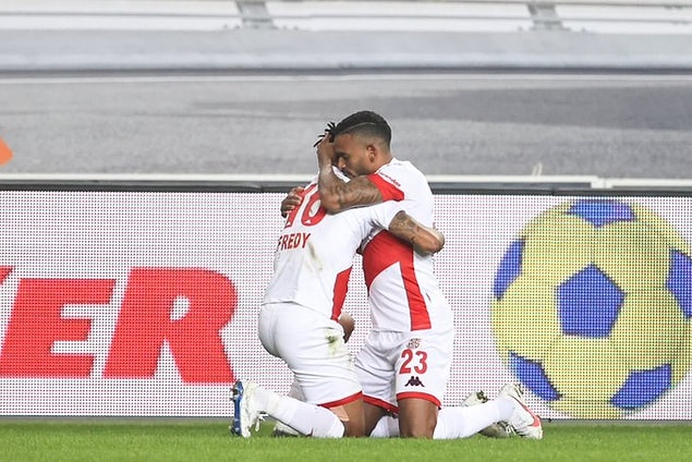 Süper Lig'de 12 maçtır yenilmeyen Antalyaspor kulüp rekorunu kırdı.