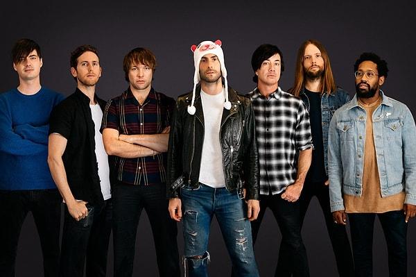 Adam Levine, Maroon 5 grubunun vokalisti. Ancak onun şöhreti yıllar içinde grubun önüne geçti.