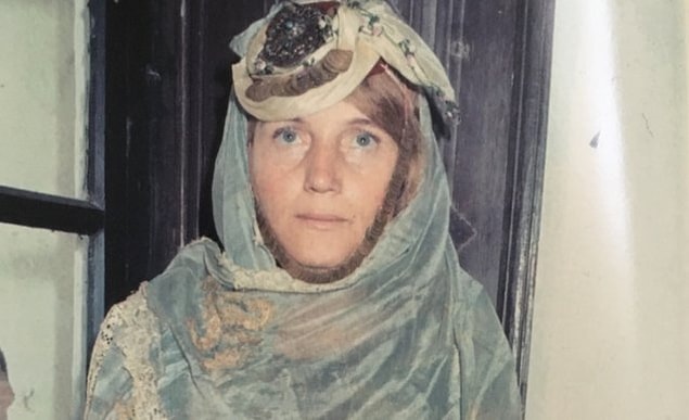 Sabiha Tansuğ 1933 senesinde Gümülcine'de doğar ve 8 yaşındayken ailesi ile birlikte Türkiye'ye göç eder.