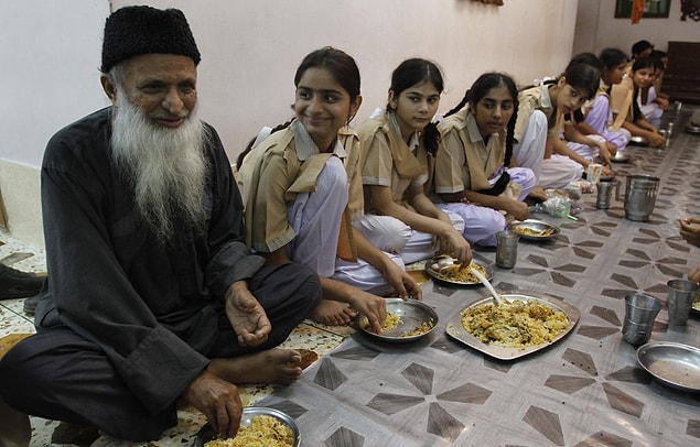 Abdul Sattar Edhi, biriktirdiği paralarla ilk olarak 1951 yılında bir sağlık ocağı kurdu.
