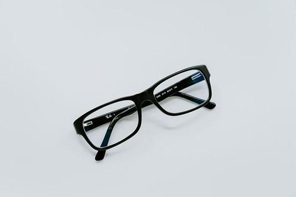 5. Eğer gözlük kullanıyorsanız ve kırılmasından ya da kaybolmasından korkuyorsanız kendinize ucuz da olsa bir çift yedek gözlük yaptırın.