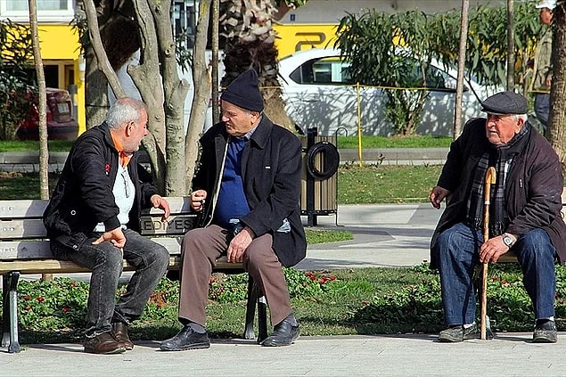 65 Yaş Üstü ve 20 Yaş Altı Sokağa Çıkma Saatleri