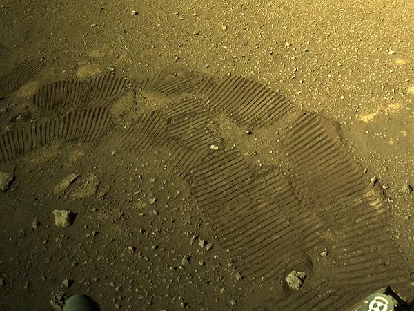 Mars keşif aracının lastik izlerini bıraktığı da görüldü.