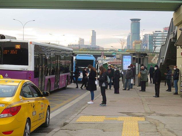 İstanbul'da kısıtlamanın kaldırılmasının ardından işe gitmek için evlerinden çıkanlar otobüs duraklarına geldi. Vatandaşlar maske ve sosyal mesafe kuralına uyarak durakta otobüs bekledi.