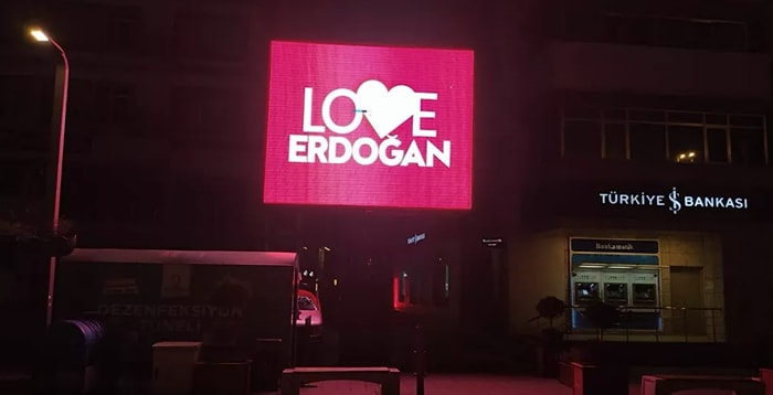 'Stop Erdoğan'a Tepki: Ordu'da Reklam Panolarında 'Love Erdoğan' Görseli Yer Aldı