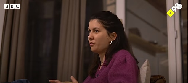 Fransa'da çok paranız olduğunda bunu saklamanız gerektiğini ve çocuklarınıza pek fazla para vermediğinizi de ekliyor.