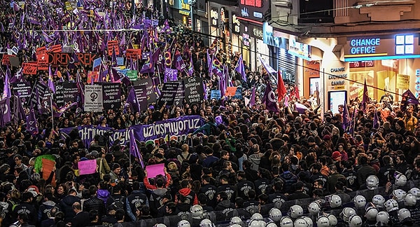 Bildiğiniz gibi pazartesi günü 8 Mart! Yani Dünya Kadınlar Günü... Bugüne Türkiye'deki kadınlar olarak girişimiz de pek bir hareketli oluyor.