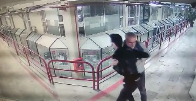 Kamera kayıtlarında şüphelinin Demirci'yle konuşurken bir anda saldırması ve ikilinin arsındaki arbede anları görülüyor.