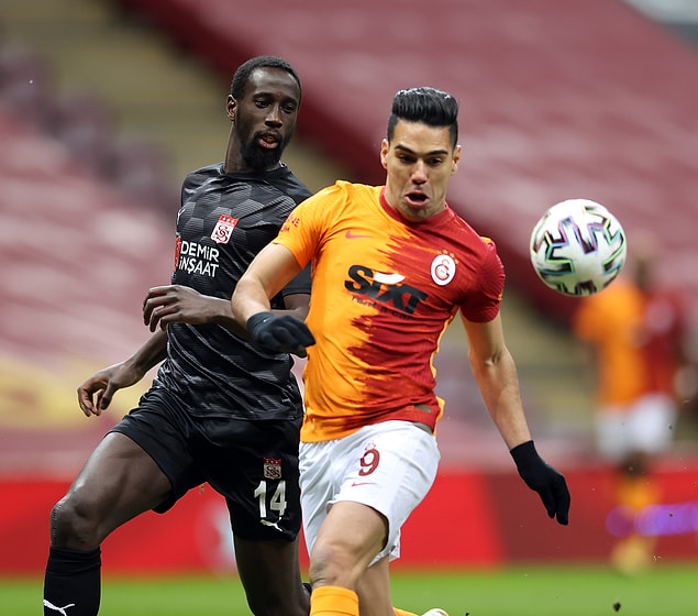 Büyük bir heyecana sahne olan maç 2-2 berabere bitti.