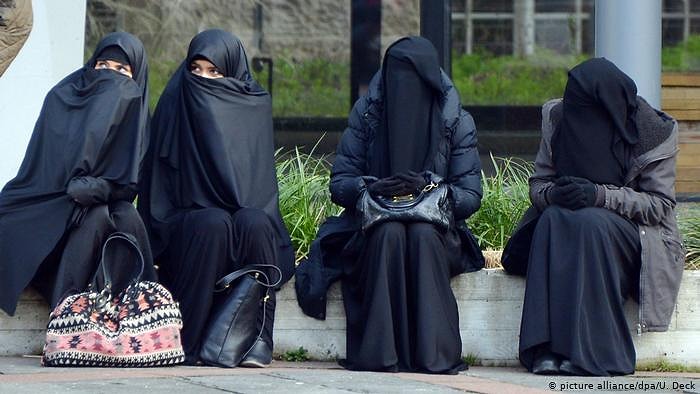 İsviçre'de Peçe ve Burka, Halk Oylaması ile Yasaklandı