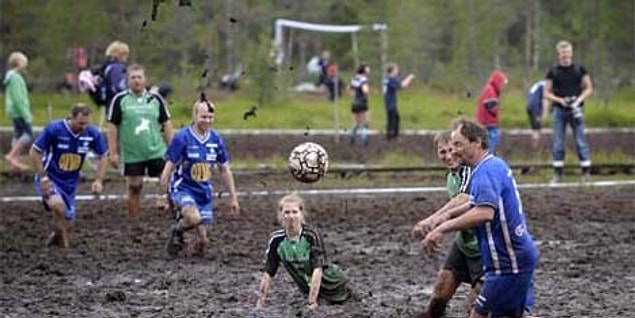 4. Halı saha buluşmalarını unutun, artık bataklıkta futbol oynuyoruz...