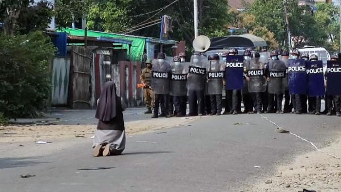 Darbecilere Karşı Bir Kadın: Myanmarlı Rahibeden Polise 'Beni Öldürün' Tepkisi