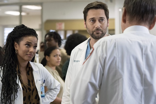 Netflix'te yayınlanan ve son zamanlarda oldukça büyük ses getiren 'New Amsterdam' dünyanın her yerindeki izleyici kitlesi tarafından büyük beğeni topluyor.