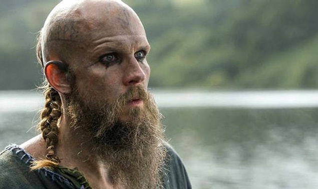 2. Gustaf Skarsgård'ın gerçek hayattaki hali de Floki karakteriyle bambaşka tarza sahip olduklarını kanıtlıyor.