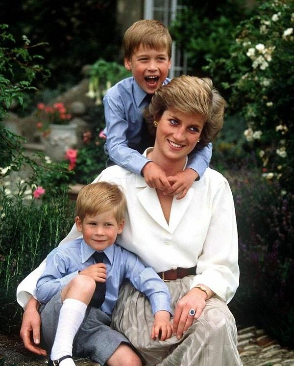 4. Prens Harry ise o dönemlerde tarihin tekerrür ettiğini hissediyormuş çünkü basının Meghan'a davranış biçimi annesi Diana'ya olanın aynısıymış.