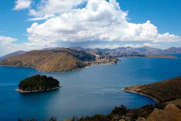 8. Titicaca Gölü, dünyanın en yüksek gölüdür.