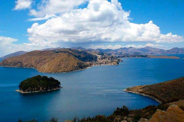 7. Titicaca Gölü, dünyanın en yüksek gölüdür.