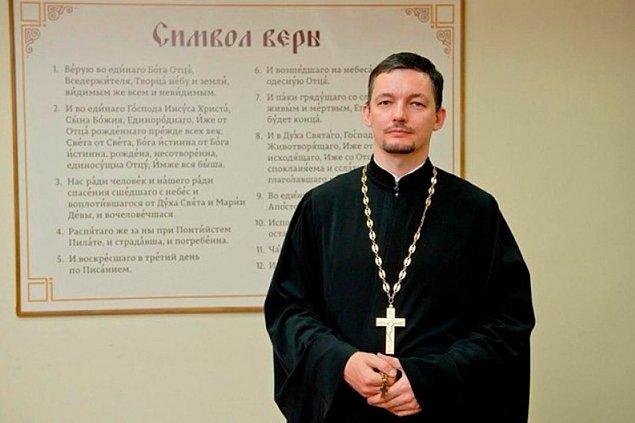 Alexander Usatov, yaklaşık 1 yıl önce görevinden ayrılana kadar bir Rus ortodoks rahipti.
