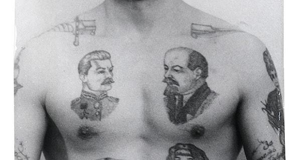 10. Sovyet Rusya'da mahkumlar Lenin ve Stalin dövmeleri yaptırıyordu çünkü gardiyanların ulusal liderlerin fotoğraflarına ateş etmesine izin verilmiyordu.