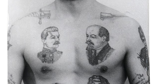 10. Sovyet Rusya'da mahkumlar Lenin ve Stalin dövmeleri yaptırıyordu çünkü gardiyanların ulusal liderlerin fotoğraflarına ateş etmesine izin verilmiyordu.