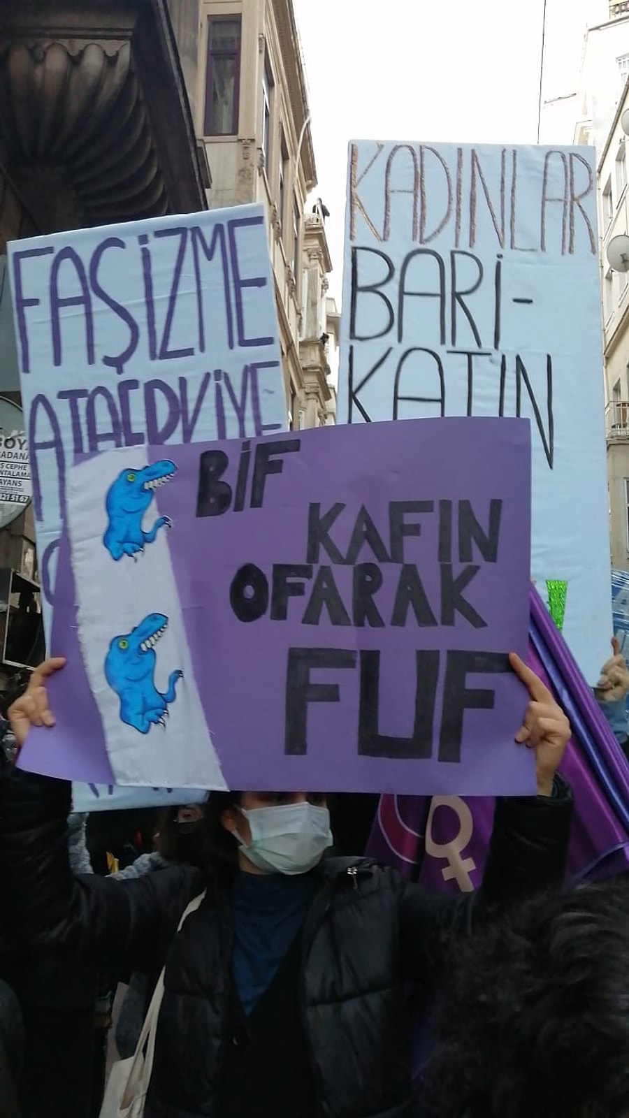 Kutlu Olsun 8 Mart Feminist Gece Yuruyusu Nde Bir Araya Gelen Kadinlardan Birbirinden Renkli Pankartlar Onedio Com