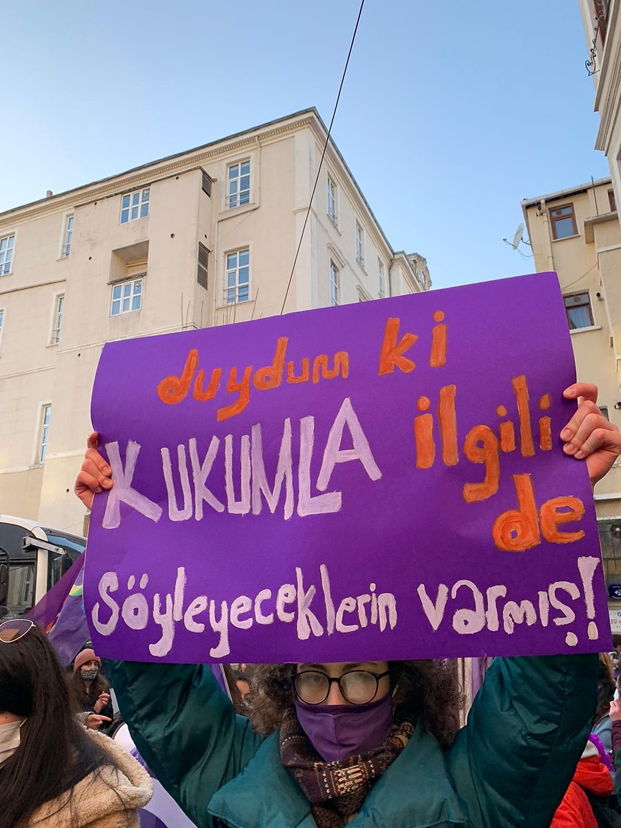 Kutlu Olsun 8 Mart Feminist Gece Yuruyusu Nde Bir Araya Gelen Kadinlardan Birbirinden Renkli Pankartlar Onedio Com