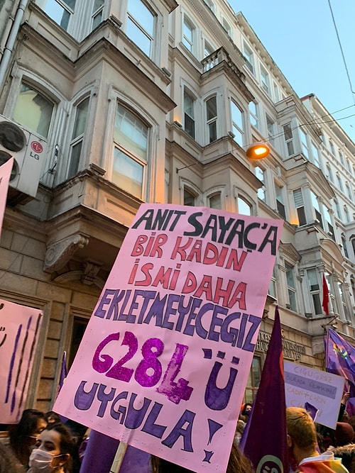 Kutlu Olsun! 8 Mart Feminist Gece Yürüyüşü'nde Bir Araya Gelen Kadınlardan Birbirinden Renkli Pankartlar