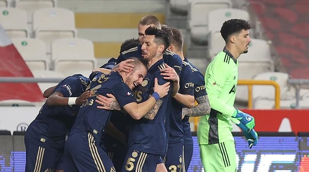 Sarı-lacivertli ekip, karşılaşmayı 29. dakikada Attila Szalai, 32. dakikada Bright Osayi-Samuel ve 90. dakikada Serdar Aziz'in attığı gollerle 3-0 kazanıp zirve yarışını sürdürdü.